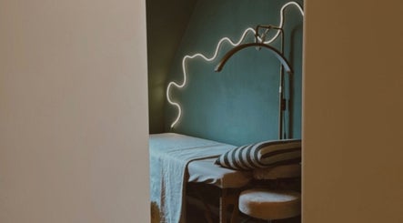 Ruheraum im Soulcare Studio, Bielefeld, Nordrhein-Westfalen mit Behandlungsbett und beruhigendem Lichtdesign.