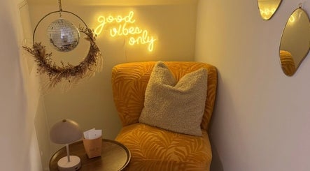Gemütliche Sitzecke mit Disco-Kugel und Leuchtschild bei Soulcare Studio, Bielefeld, Nordrhein-westfalen, DE.