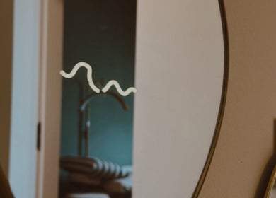 Detailaufnahme eines dekorativen Spiegels im Soulcare Studio, Bielefeld, Nordrhein-westfalen, DE.
