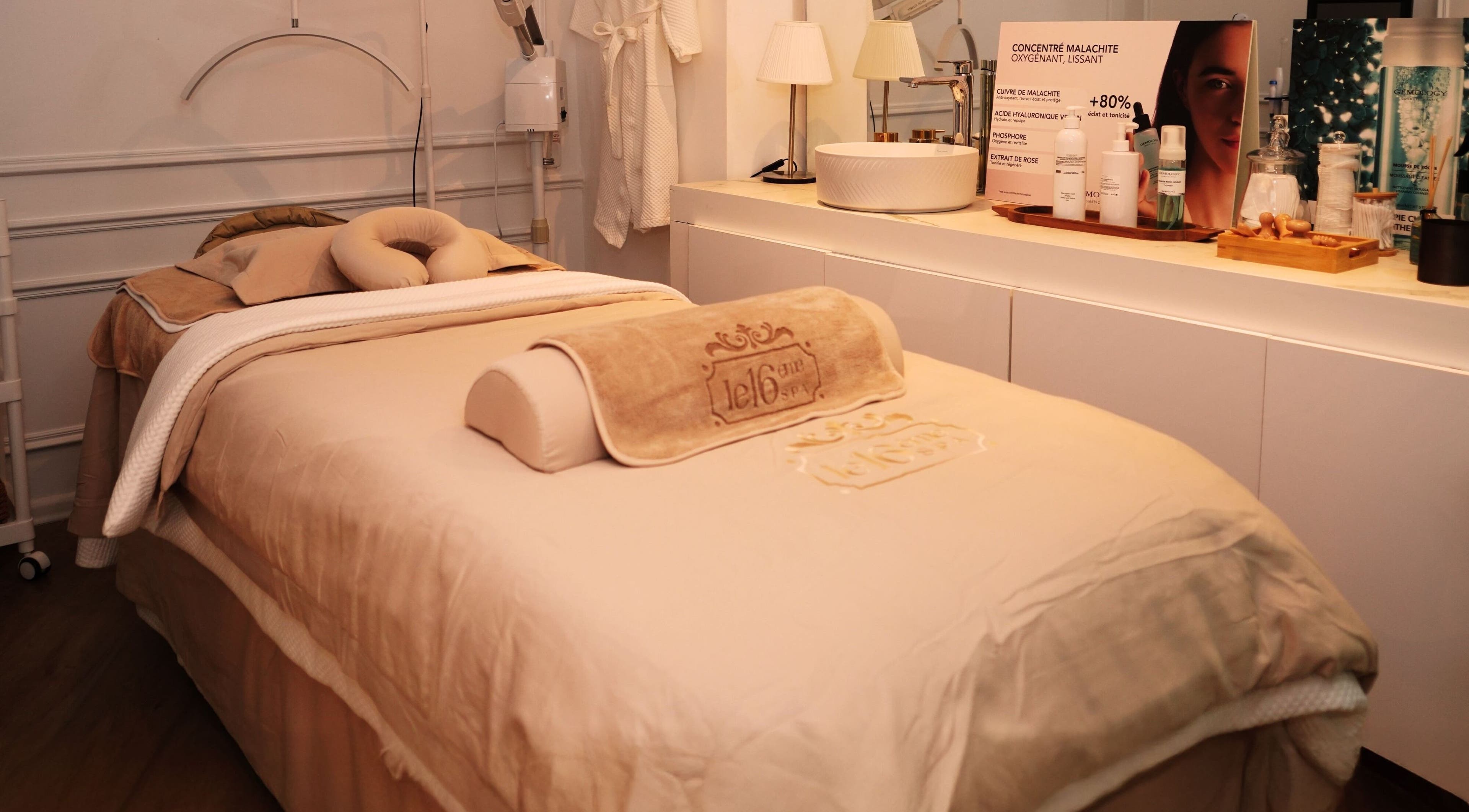 Salle de massage paisible à Le 16éme SPA, Bouskoura, MA, avec une table de massage élégante.