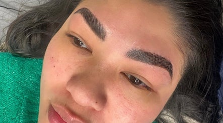 Perfectly shaped eyebrows at The Arch Line Atelier, Bankstown, New South Wales, AU, showcasing beauty precision.