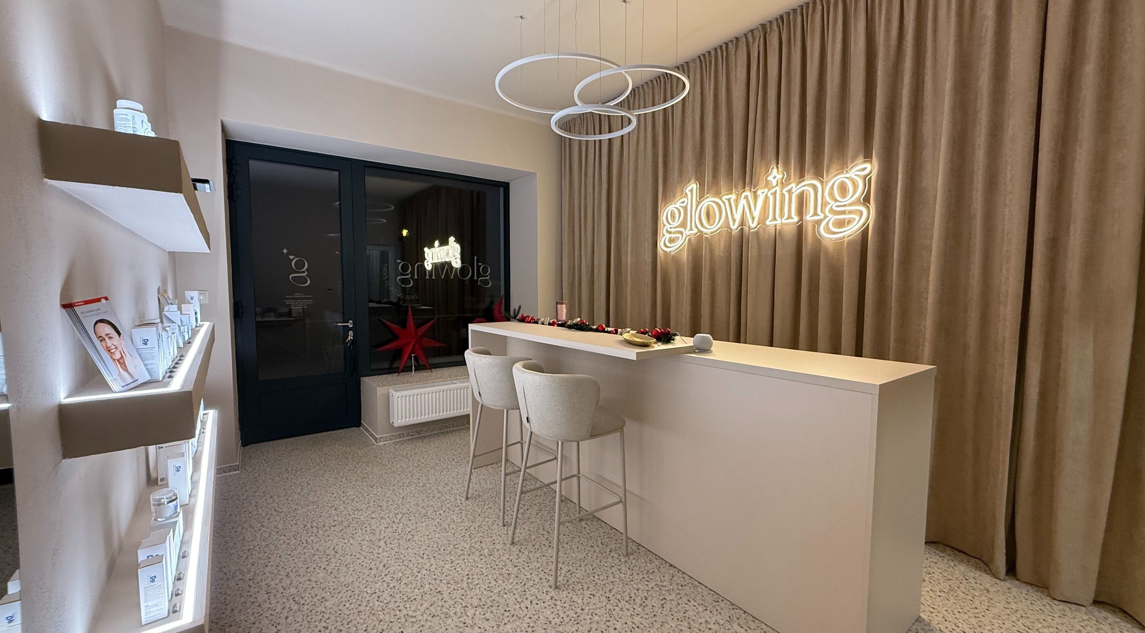 Interiér Glowing | anti-aging beauty salon, Pardubický Kraj, CZ s moderním designem a elegantním osvětlením.