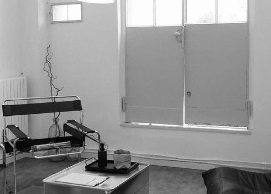 Mac.inkd's serene minimalist interior in Philadelphia, Pennsylvania, US, with sleek chairs and a clean design.