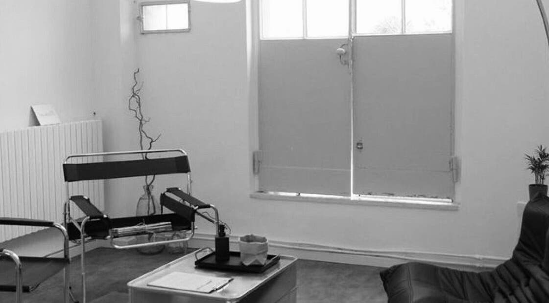 Mac.inkd's serene minimalist interior in Philadelphia, Pennsylvania, US, with sleek chairs and a clean design.