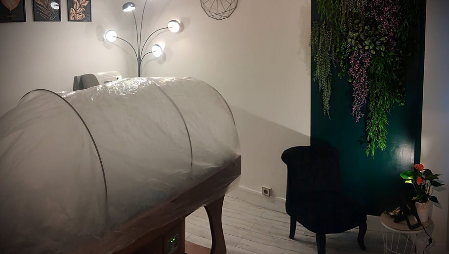 Espace de bien-être au Shenelia Institut à Hanches, Centre-val De Loire, FR avec décoration murale raffinée.