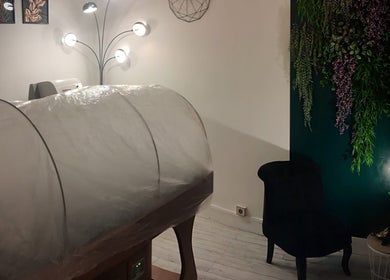Espace de bien-être au Shenelia Institut à Hanches, Centre-val De Loire, FR avec décoration murale raffinée.
