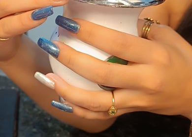 Uñas acrílicas azules brillantes en LuviNails, Luque, Central, PY.