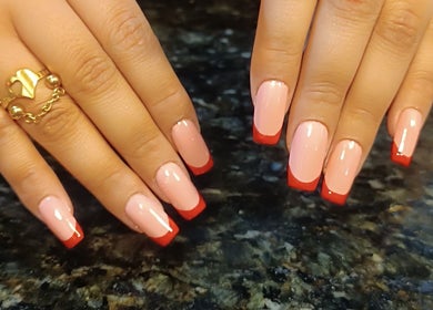 Manicura francesa roja y rosa en LuviNails, Luque, Central, PY, resaltando elegancia y belleza.