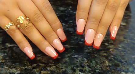 Manicura francesa roja y rosa en LuviNails, Luque, Central, PY, resaltando elegancia y belleza.