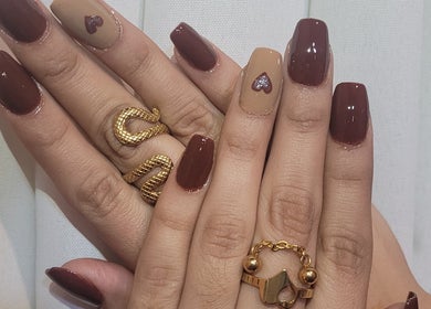Diseño de uñas marrones con detalles dorados en LuviNails, Luque, Central, PY.