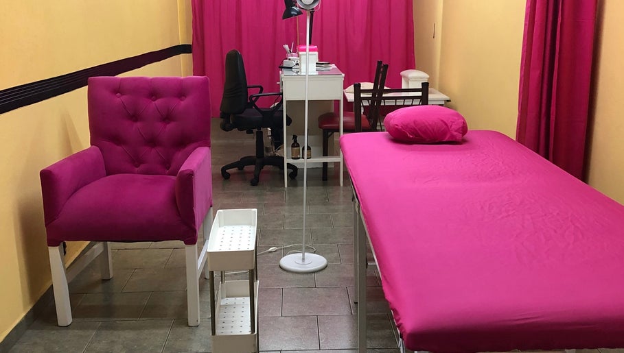 Sala de tratamientos en Juliettenailsclub, Villa Luzuriaga, Provincia De Buenos Aires, AR, con sillón rosa.