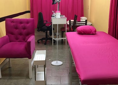 Sala de tratamientos en Juliettenailsclub, Villa Luzuriaga, Provincia De Buenos Aires, AR, con sillón rosa.