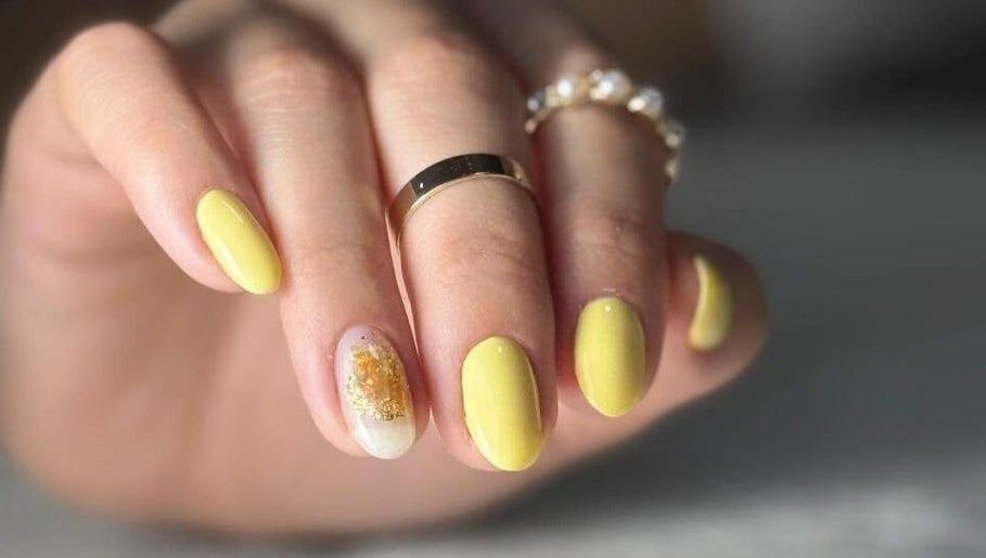 Uñas amarillas con diseño artístico en Maricelis R Nails, Valencia, Carabobo, VE.