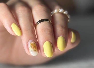 Uñas amarillas con diseño artístico en Maricelis R Nails, Valencia, Carabobo, VE.