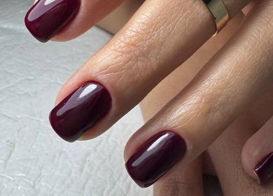 Uñas con esmalte burdeos en Maricelis R Nails, Valencia, Carabobo, VE, reflejando elegancia y estilo.