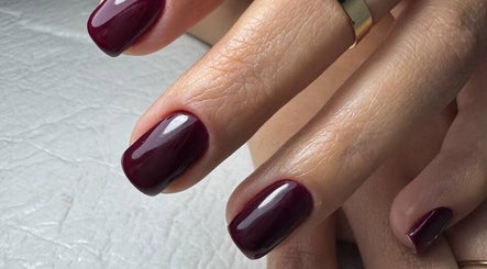 Uñas con esmalte burdeos en Maricelis R Nails, Valencia, Carabobo, VE, reflejando elegancia y estilo.