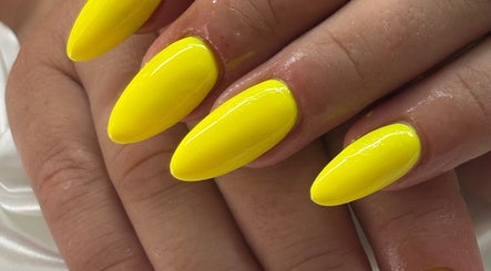 Unhas amarelas brilhantes em OC NAILSDESIGN, Silves, Faro, PT, destacando manicure elegante.