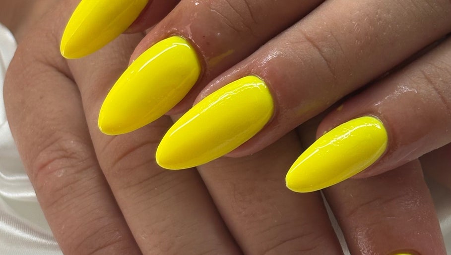 Unhas amarelas impecáveis no OC NAILSDESIGN em Silves, Faro, PT.