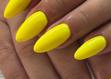 Unhas amarelas impecáveis no OC NAILSDESIGN em Silves, Faro, PT.