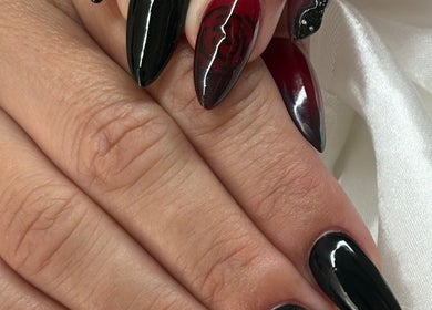 Design sofisticado de unhas em preto e vermelho no OC NAILSDESIGN, Silves, Faro, PT.