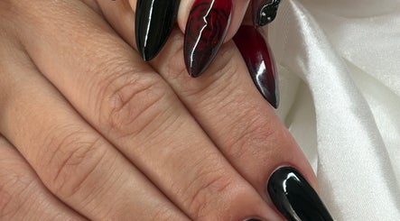 Design sofisticado de unhas em preto e vermelho no OC NAILSDESIGN, Silves, Faro, PT.