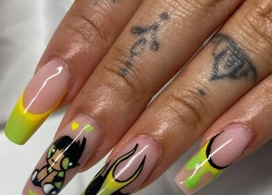 Arte vibrante nas unhas em OC NAILSDESIGN, Silves, Faro, PT, com design criativo em tons de amarelo e verde.