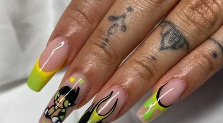 Arte vibrante nas unhas em OC NAILSDESIGN, Silves, Faro, PT, com design criativo em tons de amarelo e verde.