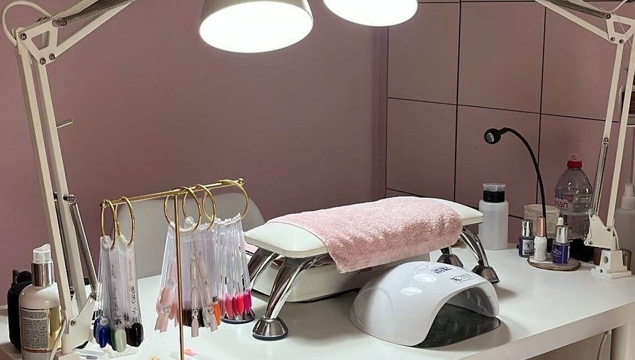 Station de manucure chez Carla Nailss, Saint-ghislain, Région Wallonne, BE, avec outils et lampe.