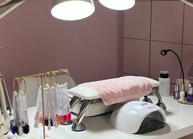 Station de manucure chez Carla Nailss, Saint-ghislain, Région Wallonne, BE, avec outils et lampe.