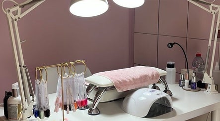 Station de manucure chez Carla Nailss, Saint-ghislain, Région Wallonne, BE, avec outils et lampe.
