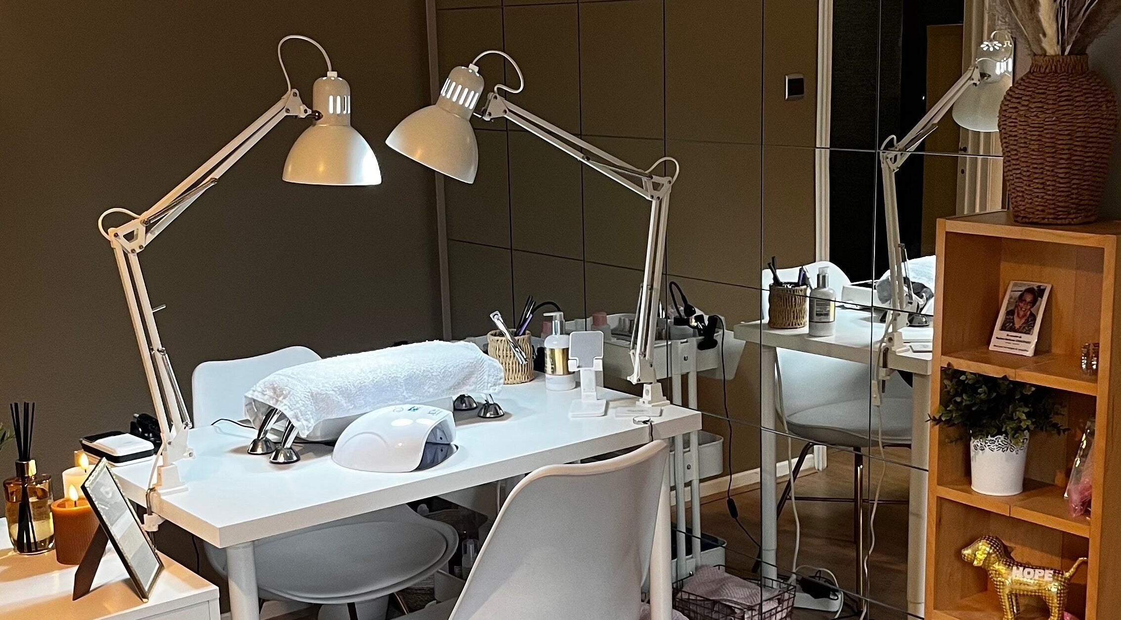 Intérieur élégant de Carla Nailss à Saint-ghislain, Région Wallonne, BE avec station de manucure moderne.