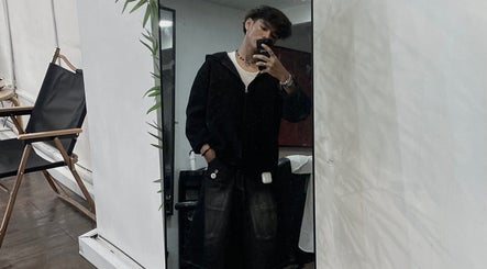 Client capturing a stylish mirror selfie at zack.haircuts, Klang, Selangor, MY. Modern salon vibe.