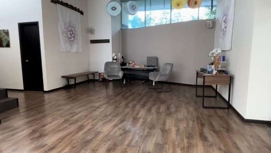 Interior sereno de Dani Reikii en Ciudad De México, MX, con decoración minimalista y luz natural.