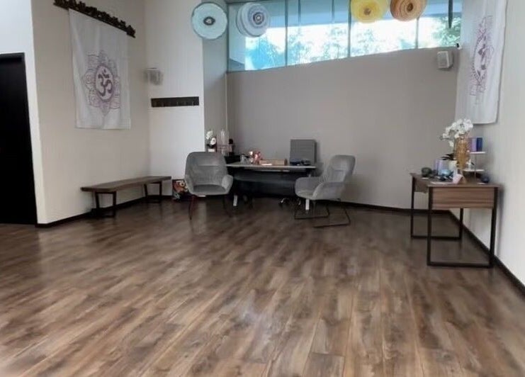 Interior sereno de Dani Reikii en Ciudad De México, MX, con decoración minimalista y luz natural.