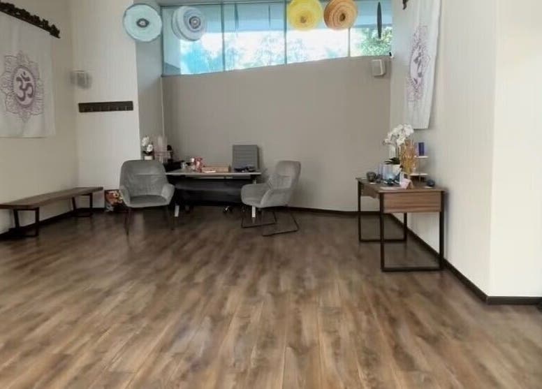 Sala elegante de Dani Reikii en Ciudad De México, MX, con suelo de madera y decoración zen.