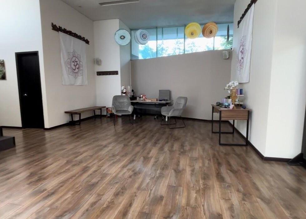 Interior sereno de Dani Reikii en Ciudad De México, Ciudad De México, MX, con muebles modernos y decoración relajante.