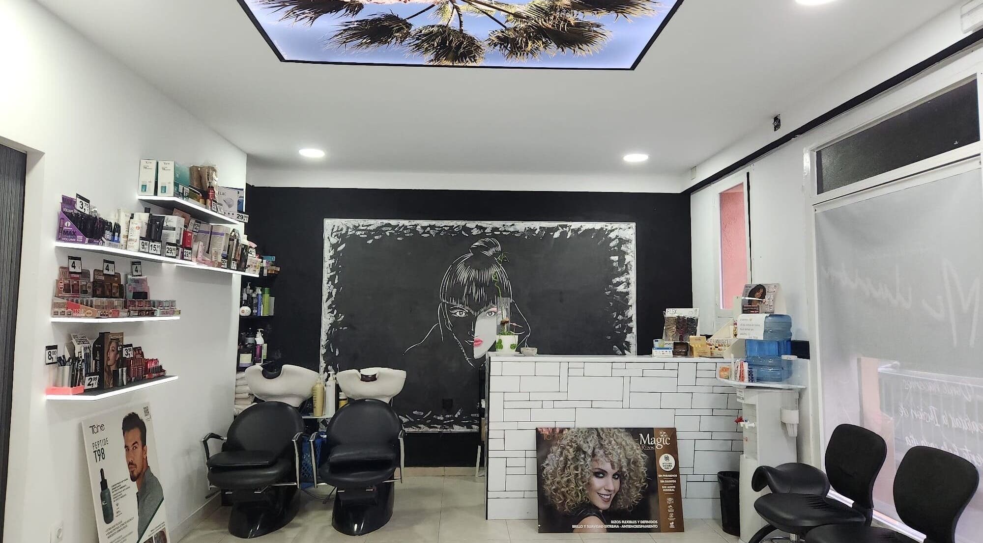 Interior de Centro De Belleza Mi Ilusion en Alicante, Comunidad Valenciana. Decoración moderna y productos de belleza.