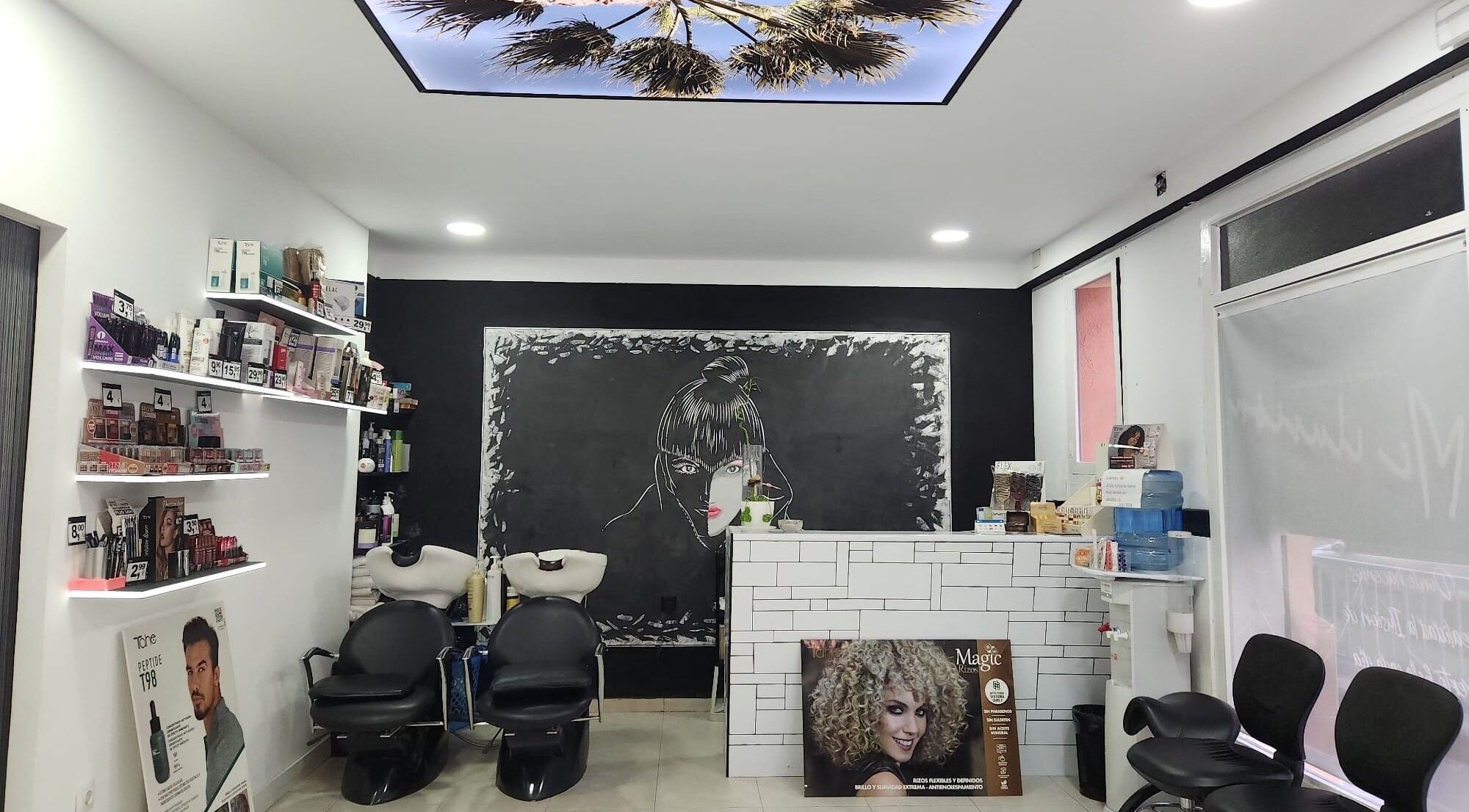 Interior de Centro De Belleza Mi Ilusion en Alicante, Comunidad Valenciana. Decoración moderna y productos de belleza.