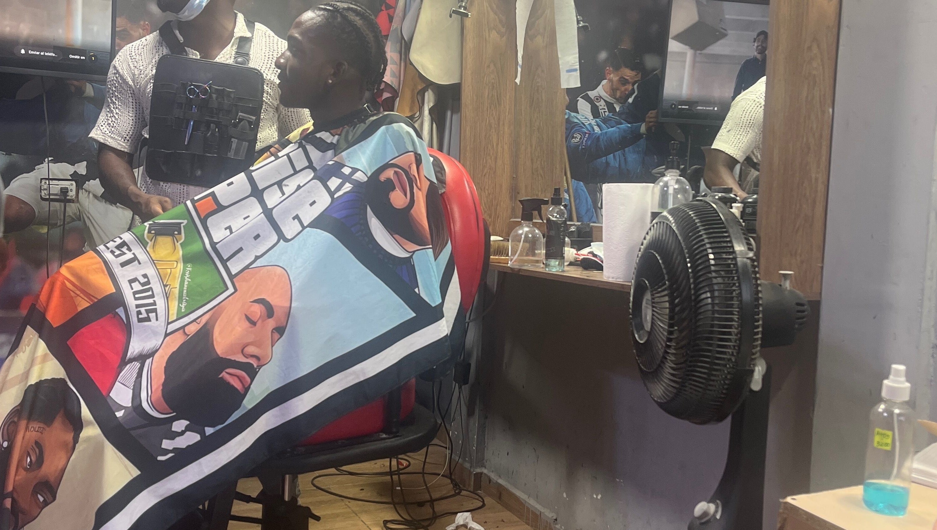 Cliente en Marvin la barbería en Candelaria, Valle Del Cauca, CO recibiendo corte moderno.