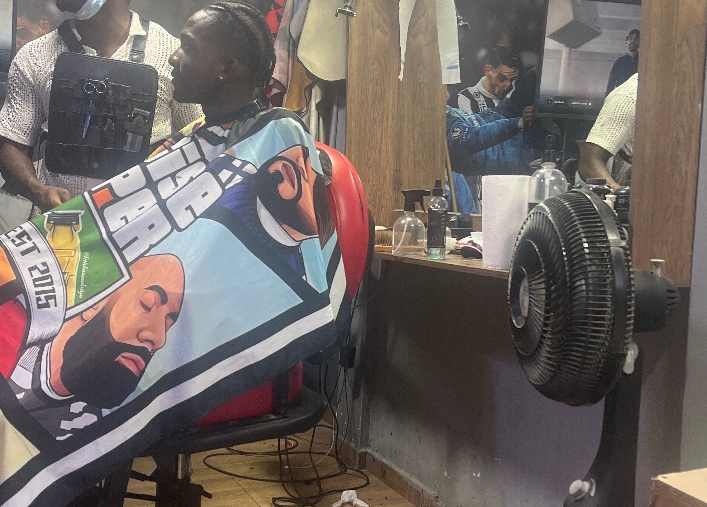 Cliente en Marvin la barbería en Candelaria, Valle Del Cauca, CO recibiendo corte moderno.