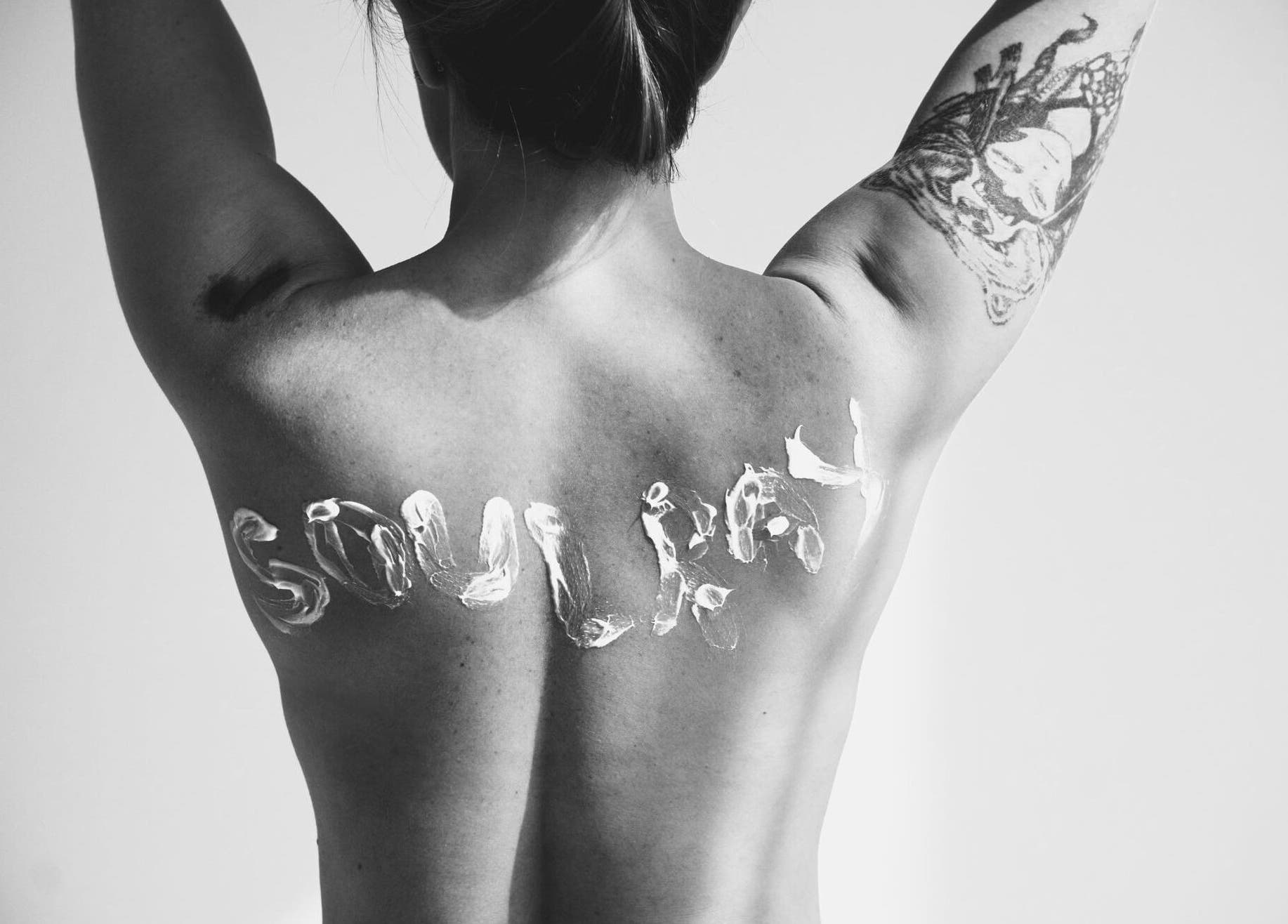 Tatuaż i krem na plecach klienta w Soulray, Warszawa, Województwo Mazowieckie, PL.