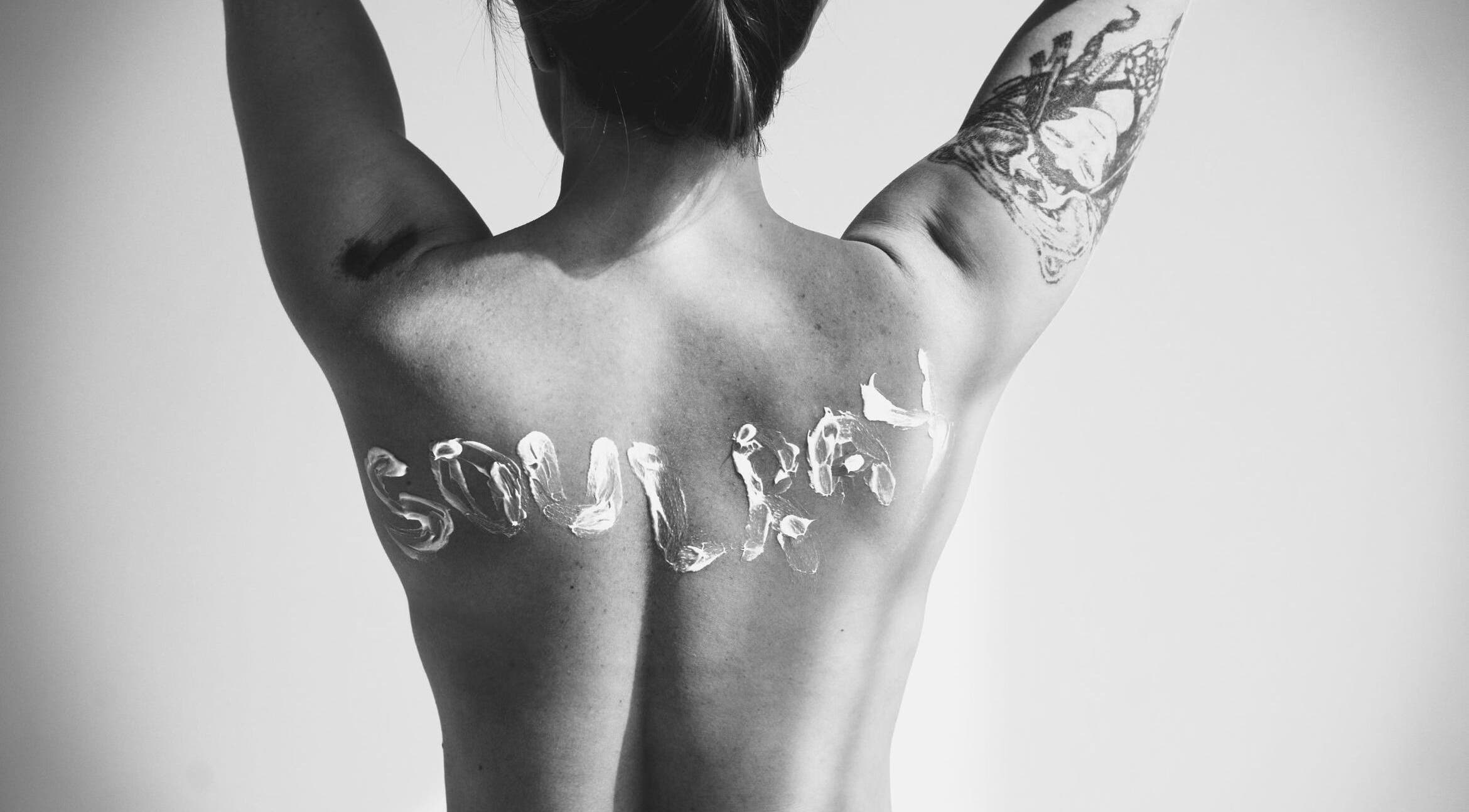 Tatuaż i krem na plecach klienta w Soulray, Warszawa, Województwo Mazowieckie, PL.