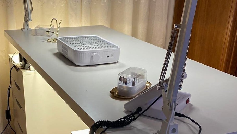 Mesa de manicure em Angélica Nails, São Gens, Braga, PT, com ferramentas profissionais de unhas.