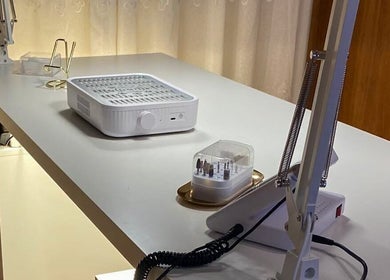 Mesa de manicure em Angélica Nails, São Gens, Braga, PT, com ferramentas profissionais de unhas.