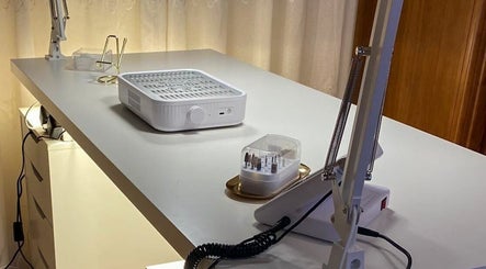 Mesa de manicure em Angélica Nails, São Gens, Braga, PT, com ferramentas profissionais de unhas.