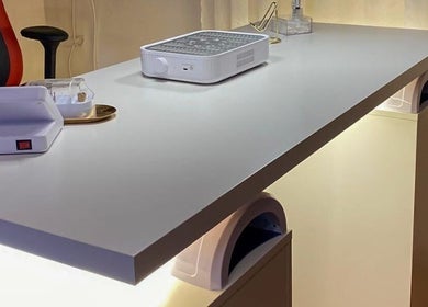 Mesa de manicure em Angélica Nails, São Gens, Braga, PT, com utensílios modernos e ambiente iluminado.