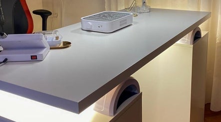 Mesa de manicure em Angélica Nails, São Gens, Braga, PT, com utensílios modernos e ambiente iluminado.