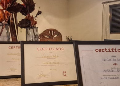 Certificados de formação em Angélica Nails, São Gens, Braga, PT, exibidos em molduras elegantes.