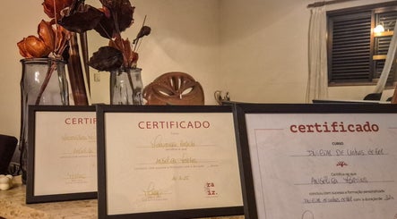 Certificados de formação em Angélica Nails, São Gens, Braga, PT, exibidos em molduras elegantes.