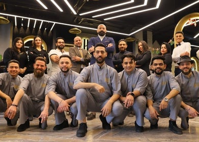 فريق عمل صالون شاد للرجال في محافظة القاهرة، EG، مستعد لاستقبال العملاء بابتسامة.